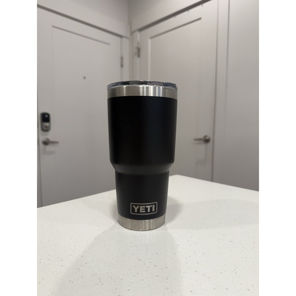 Yeti Tumbler 32oz Black With Mag Slider Lid